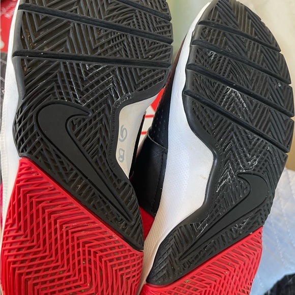 Nike team hustle d8 black university red shoes - Picture 7 of 7